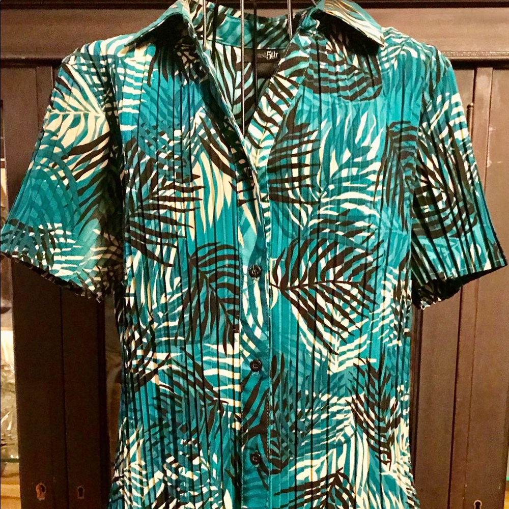 - Eat 5th Short Sleeve Top, size L
